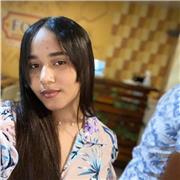 Profesora que apoya a estudiantes con dificultades en matemáticas básicas, y les brinda lo mejor de si para un excelente desempeño en su escuela